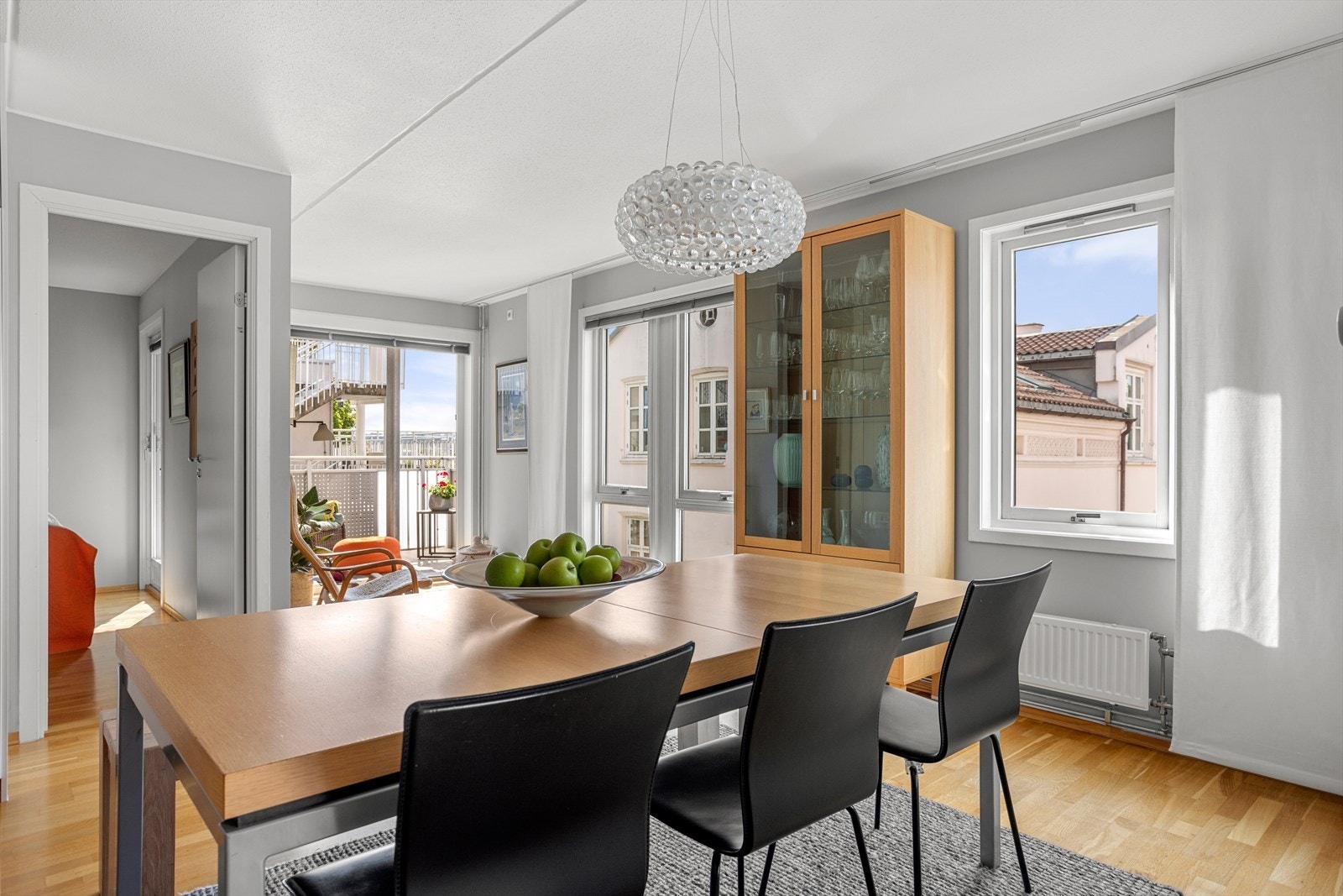 Stuen er svært lys og med gode møbleringsmuligheter for både TV seksjon og spisestue Galleribilde