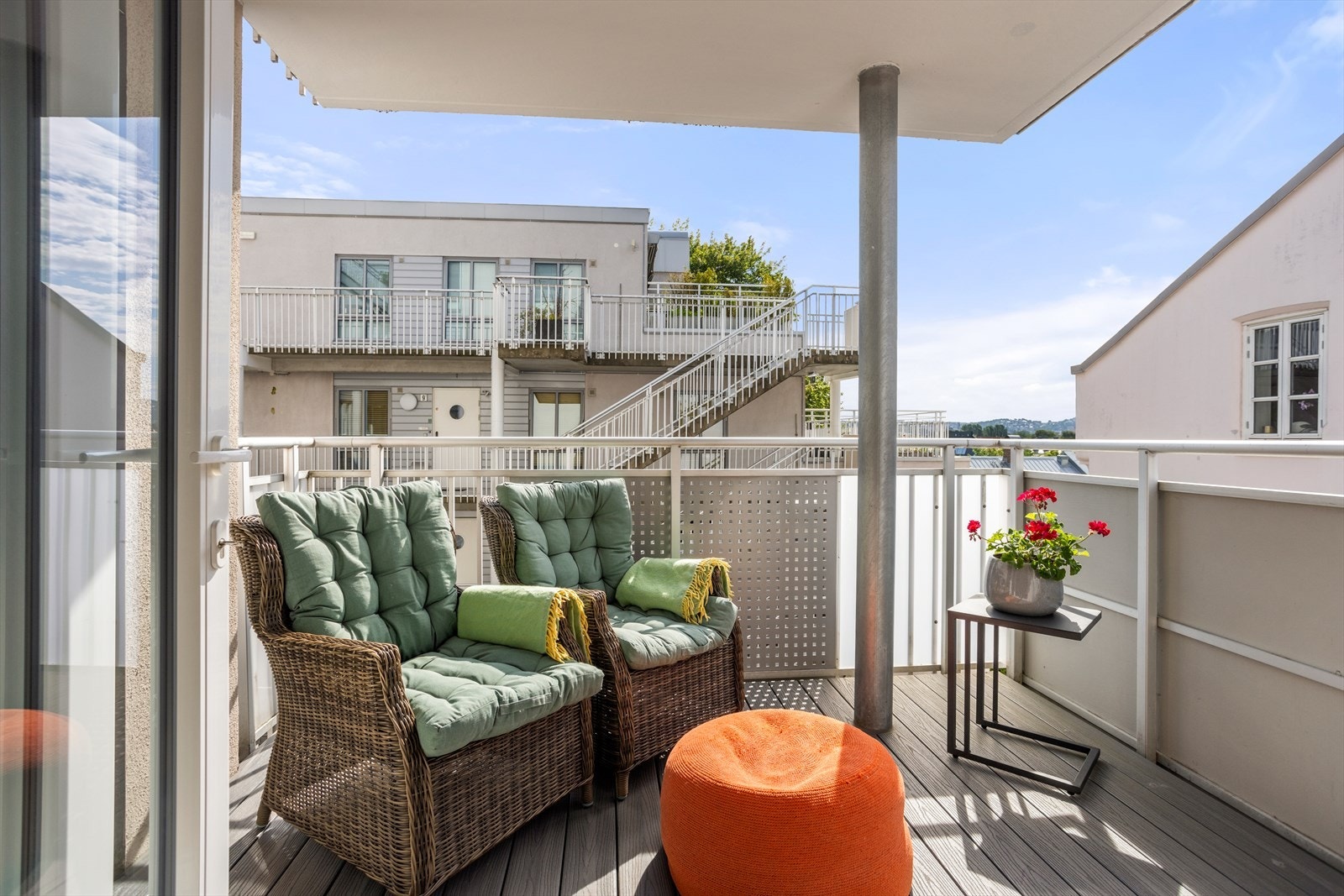 Balkong nr 2, høyt og fritt med gode solforhold og pent utsyn. Galleribilde