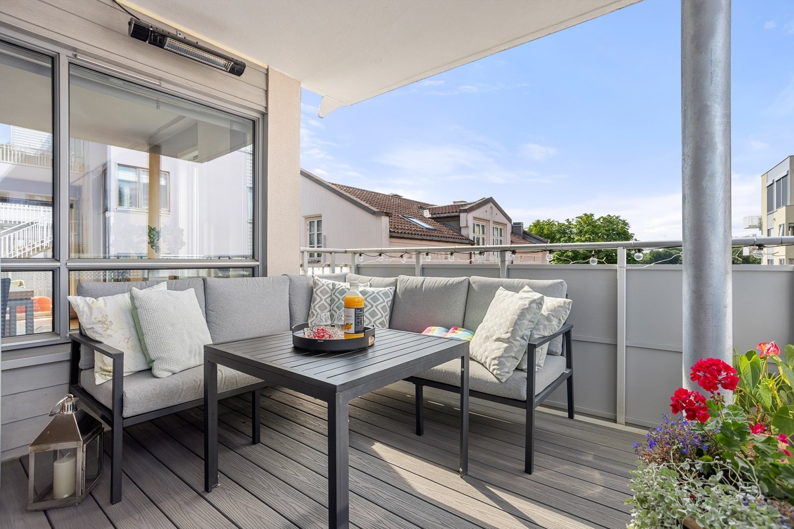 Romslig balkong med lite innsyn, gode solforhold og gode møbleringsmuligheter. Galleribilde