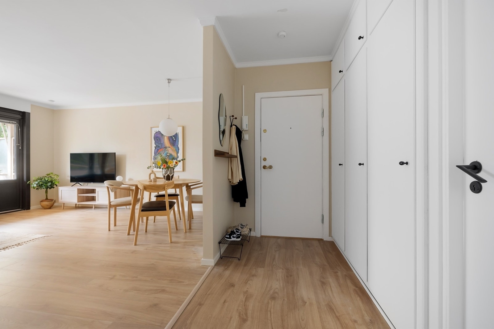 Romslig entré med god lagringsplass i garderobeskap Galleribilde