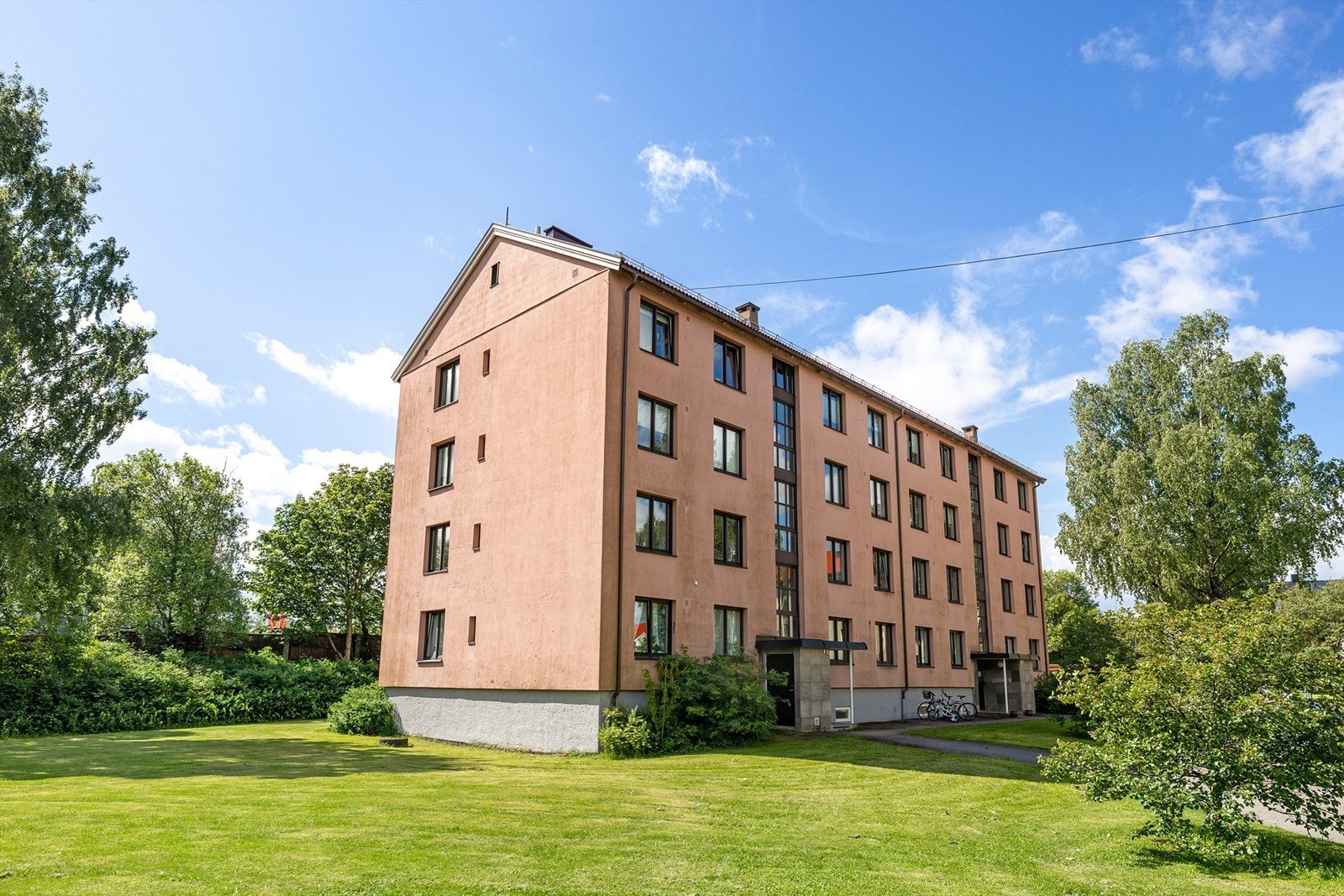 Store grøntarealer som omkranser borettslaget. Barnevennlig med kort gange til barne-, ungdomsskole og flerbrukshall Galleribilde
