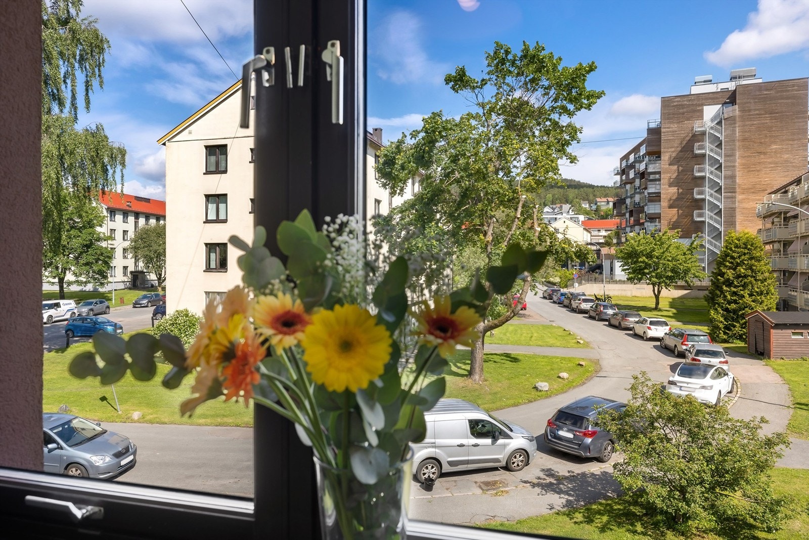 Utsyn fra kjøkkenvinduet. Her bor du et steinkast unna både barne- og ungdomsskole, samt Årvoll senter med blant annet dagligvare, apotek og Floriss. Det er også kostnadsfri gateparkering rett utenfor leiligheten Galleribilde