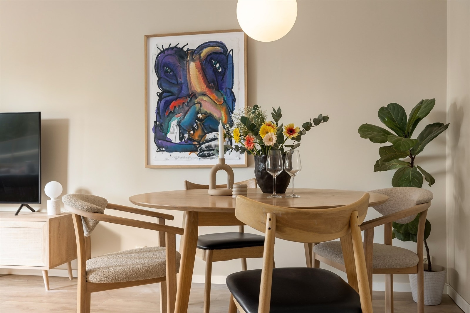 God og naturlig plass til spisebord i stuen Galleribilde