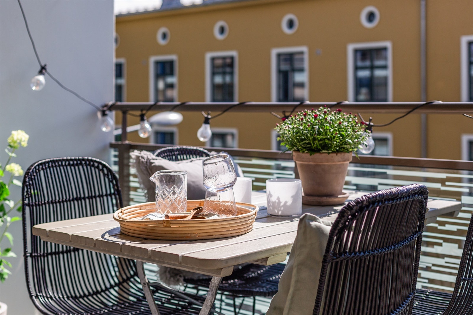 Balkongen føles som en herlig forlengelse av stuen på sommerstid. Galleribilde