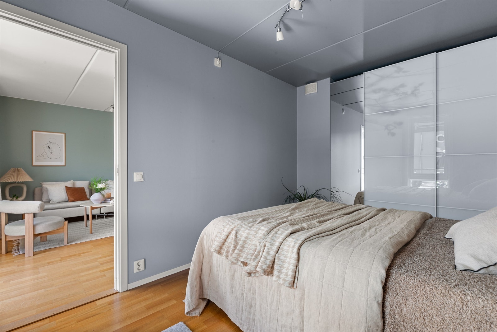Det er rikelig med oppbevaringsplass i en romslig skyvedørsgarderobe. Galleribilde