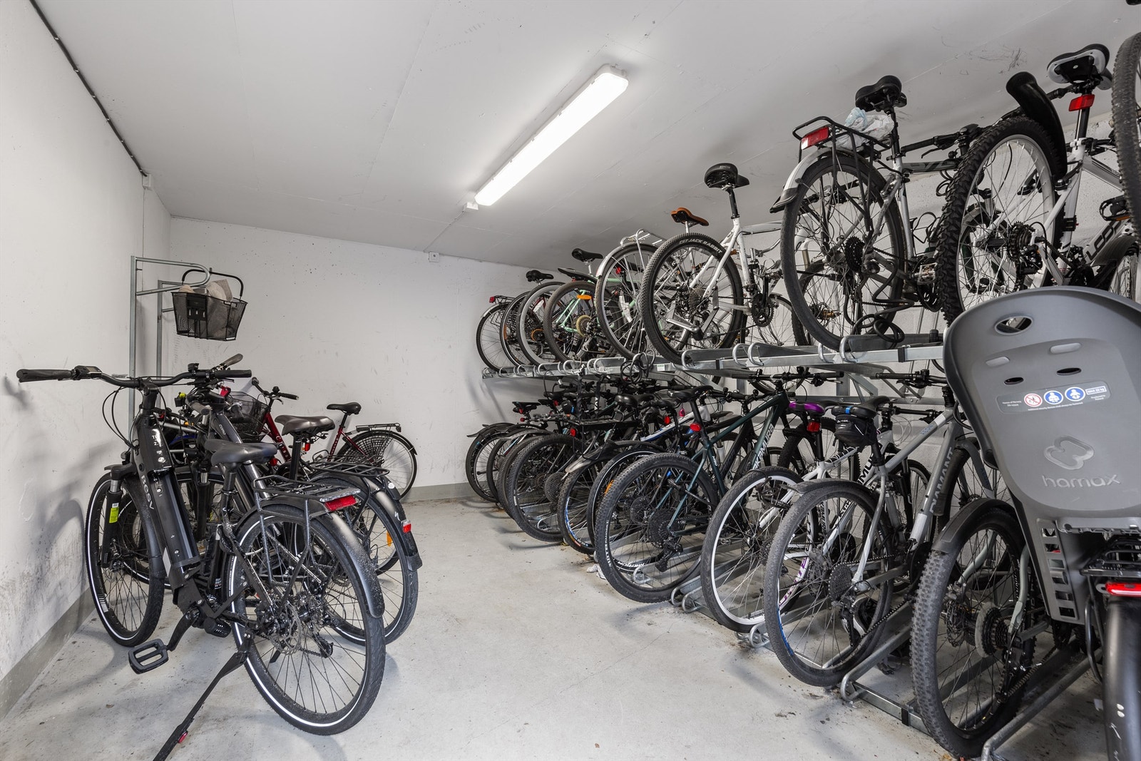 Det er også felles sykkelparkering på bakkeplan i bakgård. Galleribilde