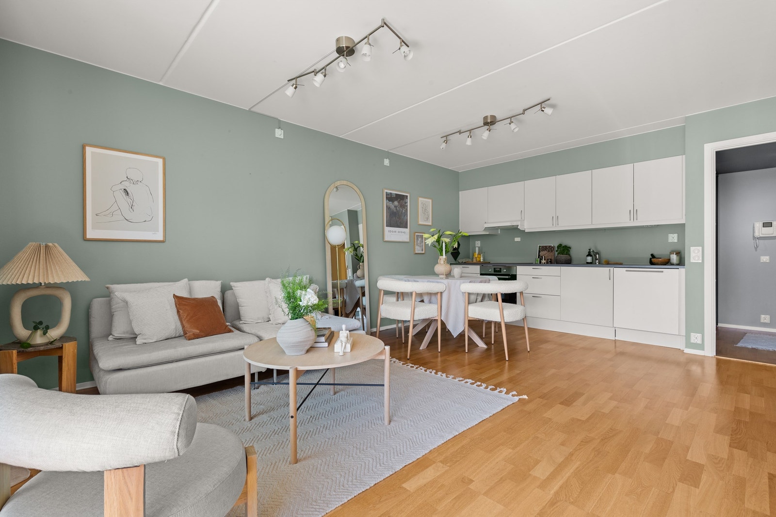 Stuen er romslig med god planløsning og kan enkelt innredes med en hyggelig sofagruppe med tilhørende sofabord og annet ønskelig stuemøblement. Galleribilde