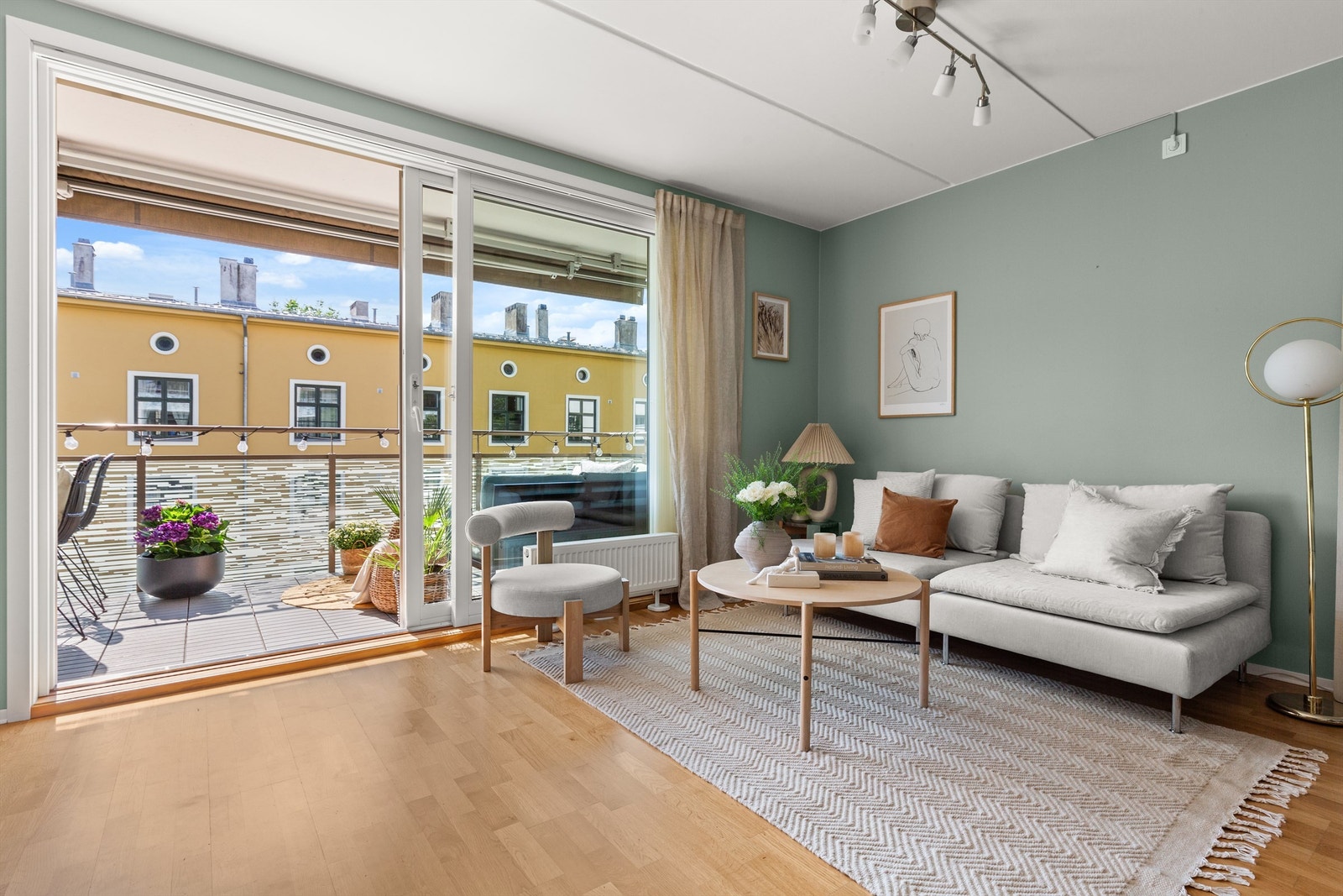 Det er store vindusflater som slipper inn rikelig med lys og som bidrar til å skape en luftig følelse i leiligheten. Galleribilde