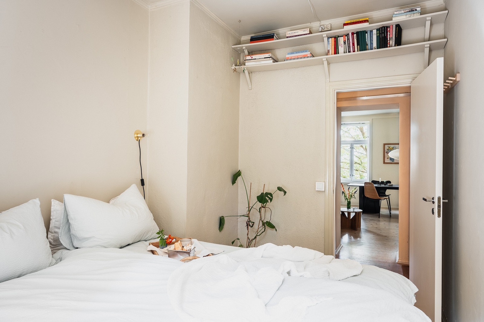 God plass til dobbeltseng og nattbord. Galleribilde