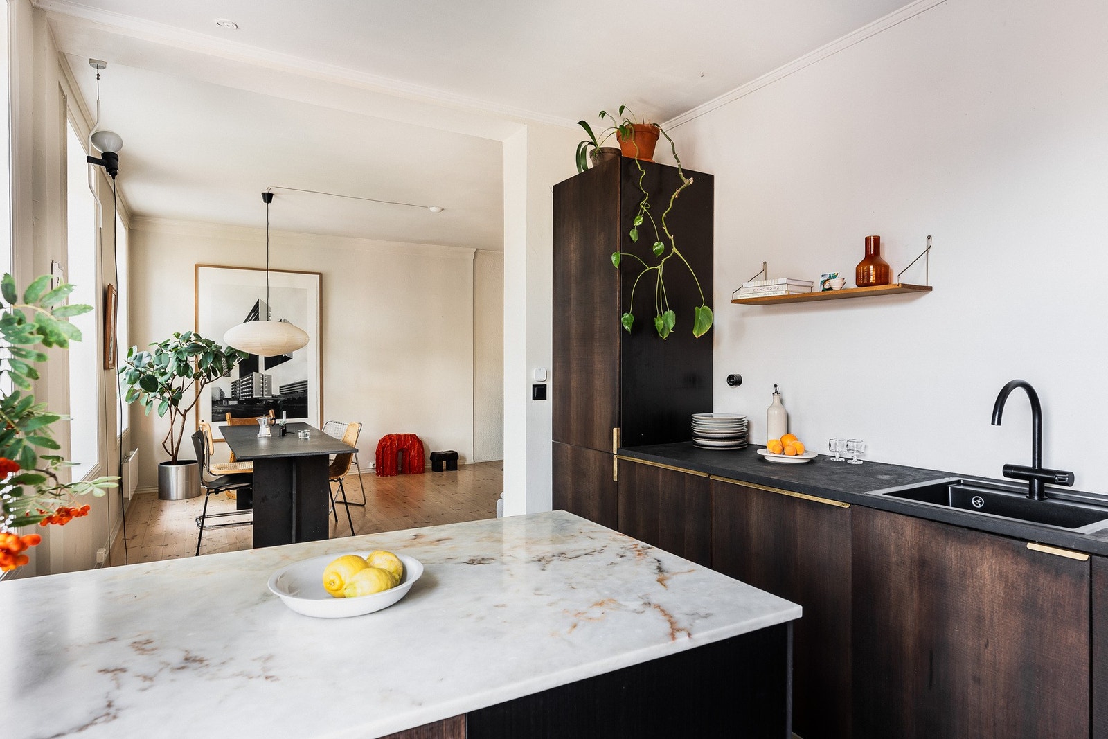 Rikelig med skap- og benkeplass. Galleribilde