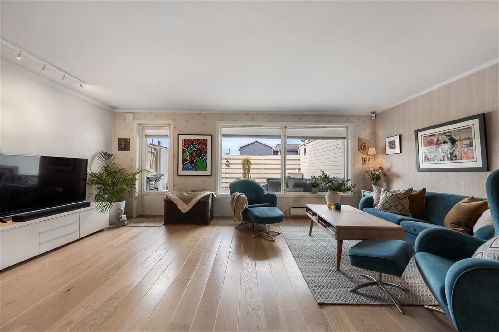 Stue med sofaområde og spiseplass Galleribilde