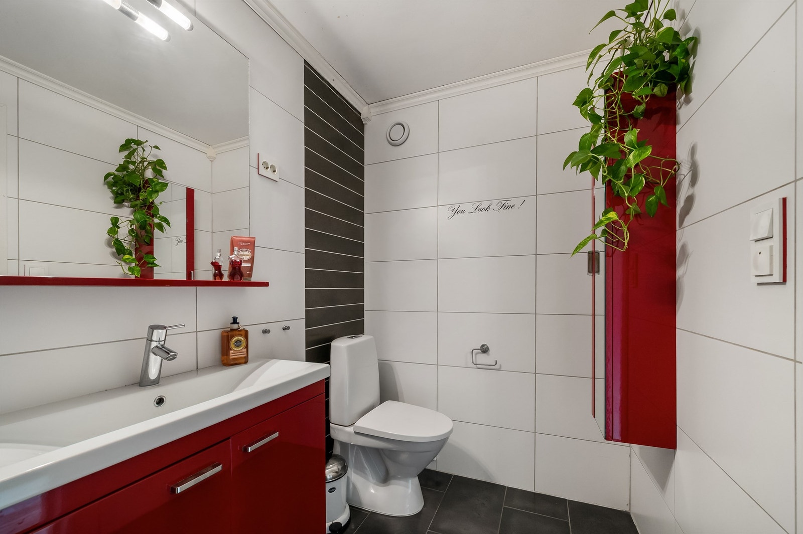 Badet har gulvvarme og dusjkabinett Galleribilde