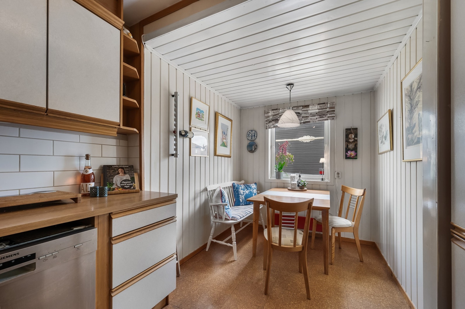 Mulighet for spiseplass i enden av rommet Galleribilde