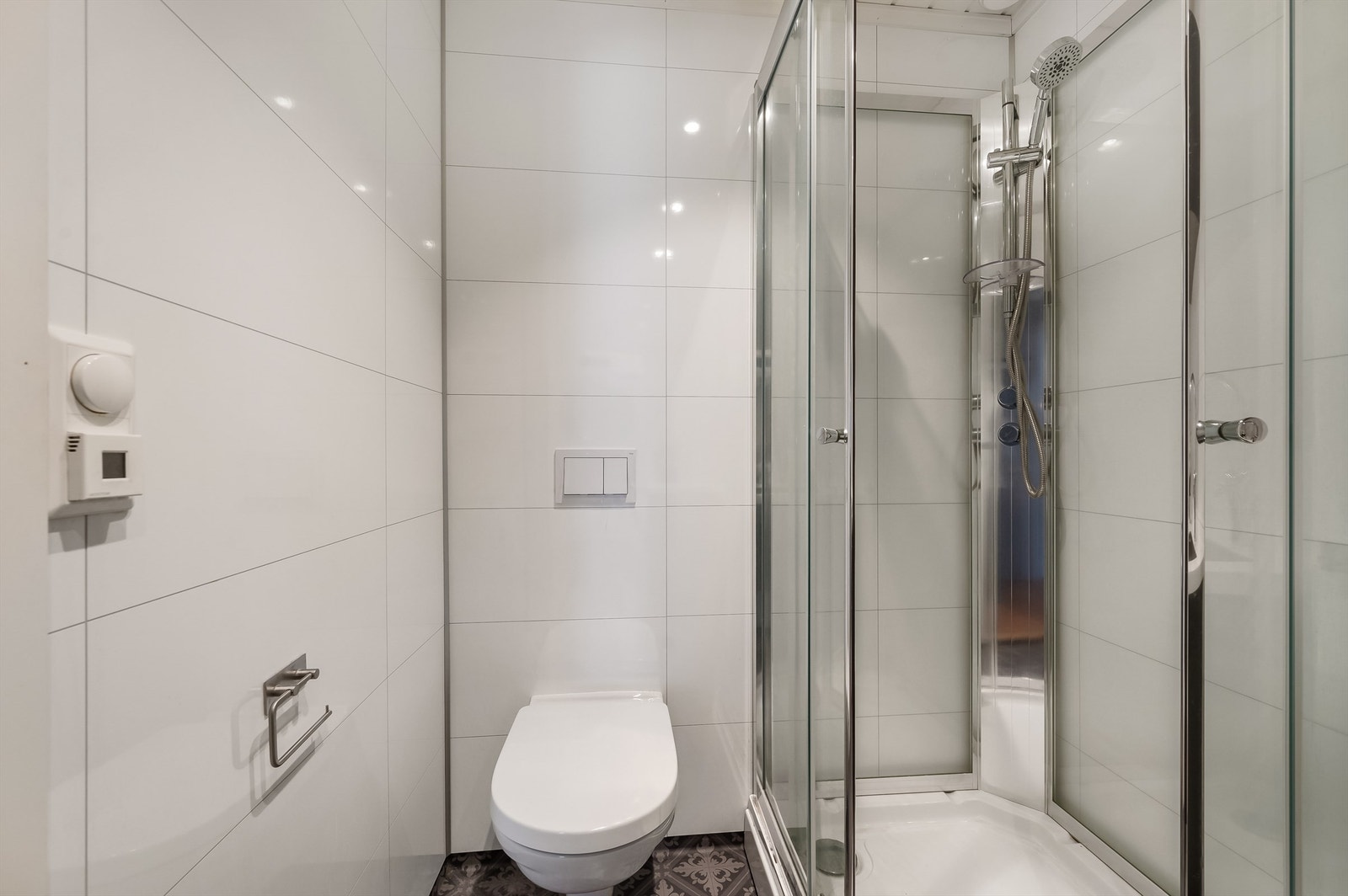 Badet har downlights i tak, gulvvarme og dusjkabinett Galleribilde