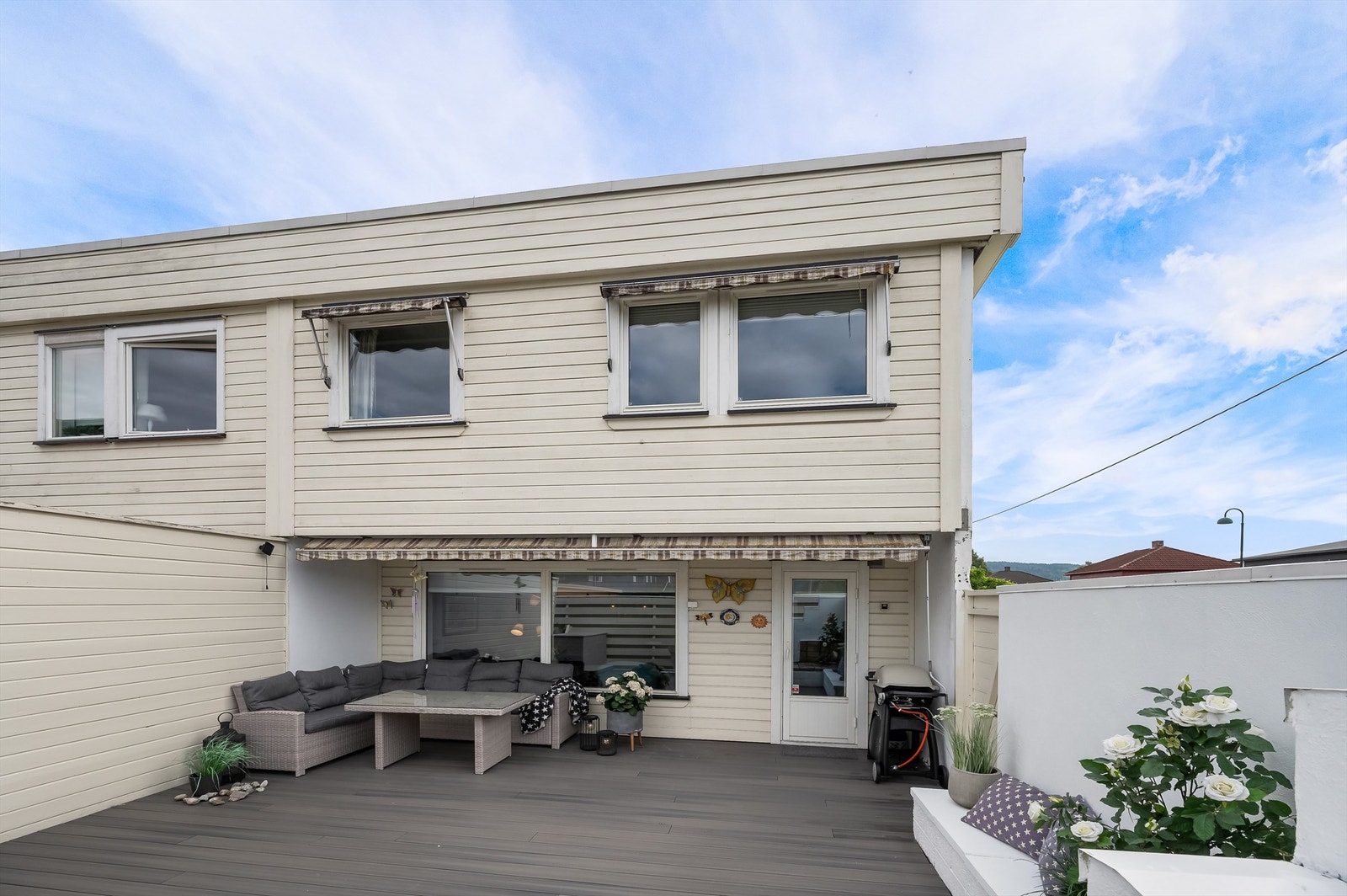 Terrasse med markise, levegger og terrassebord av kompositt (2015) Galleribilde