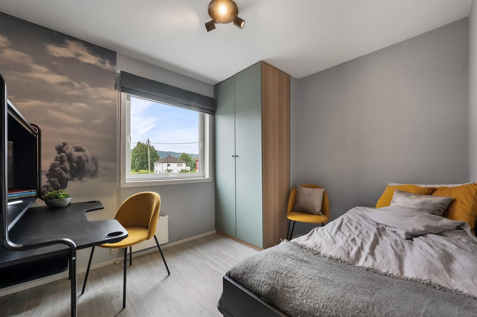 Soverom 3 med laminat på gulv, tapet samt malte vegger og malt himling Galleribilde