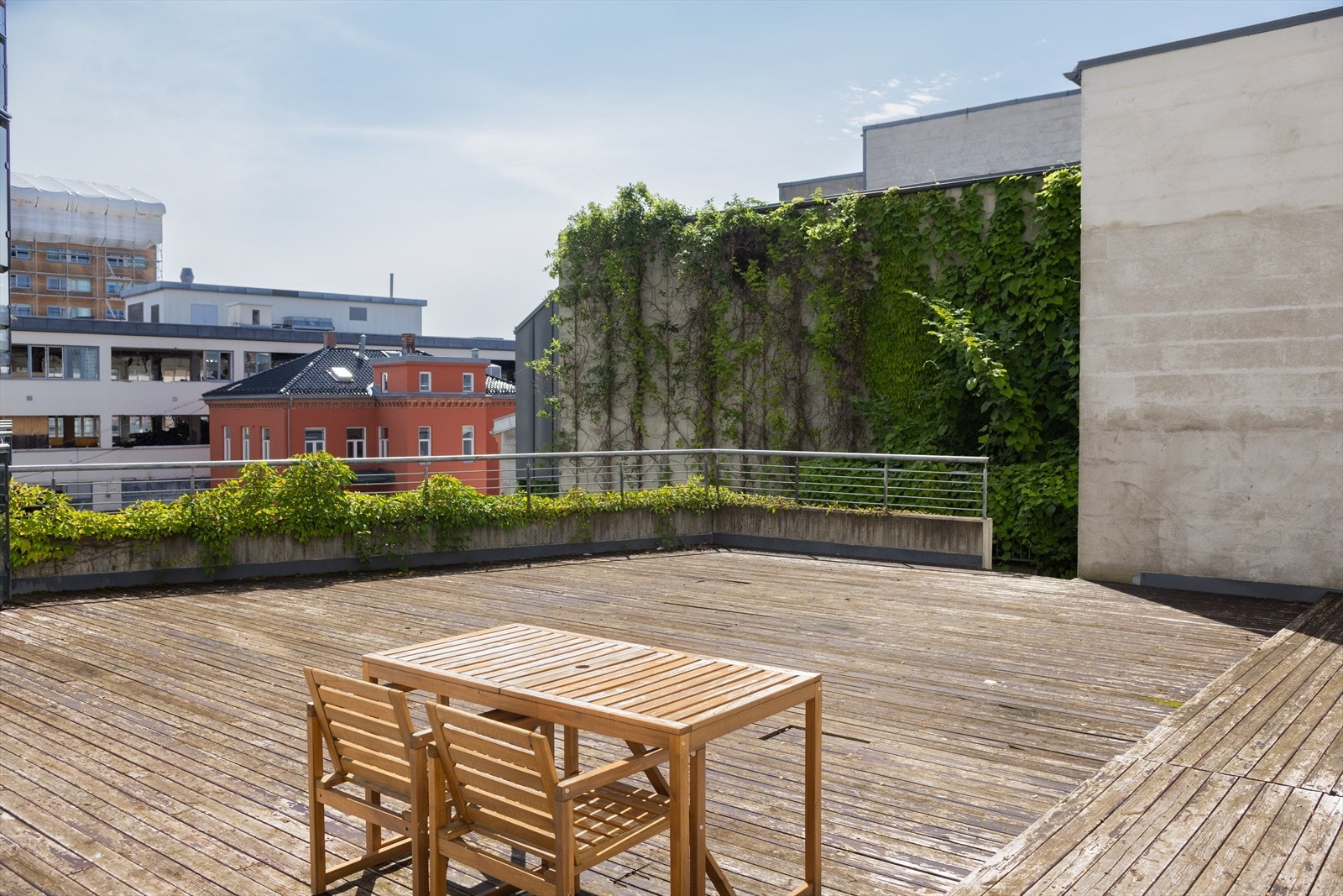 Gårdsrommet til sameiet er pent opparbeidet med platting, beplantning og sittegrupper. Her kan sommeren nytes! Galleribilde