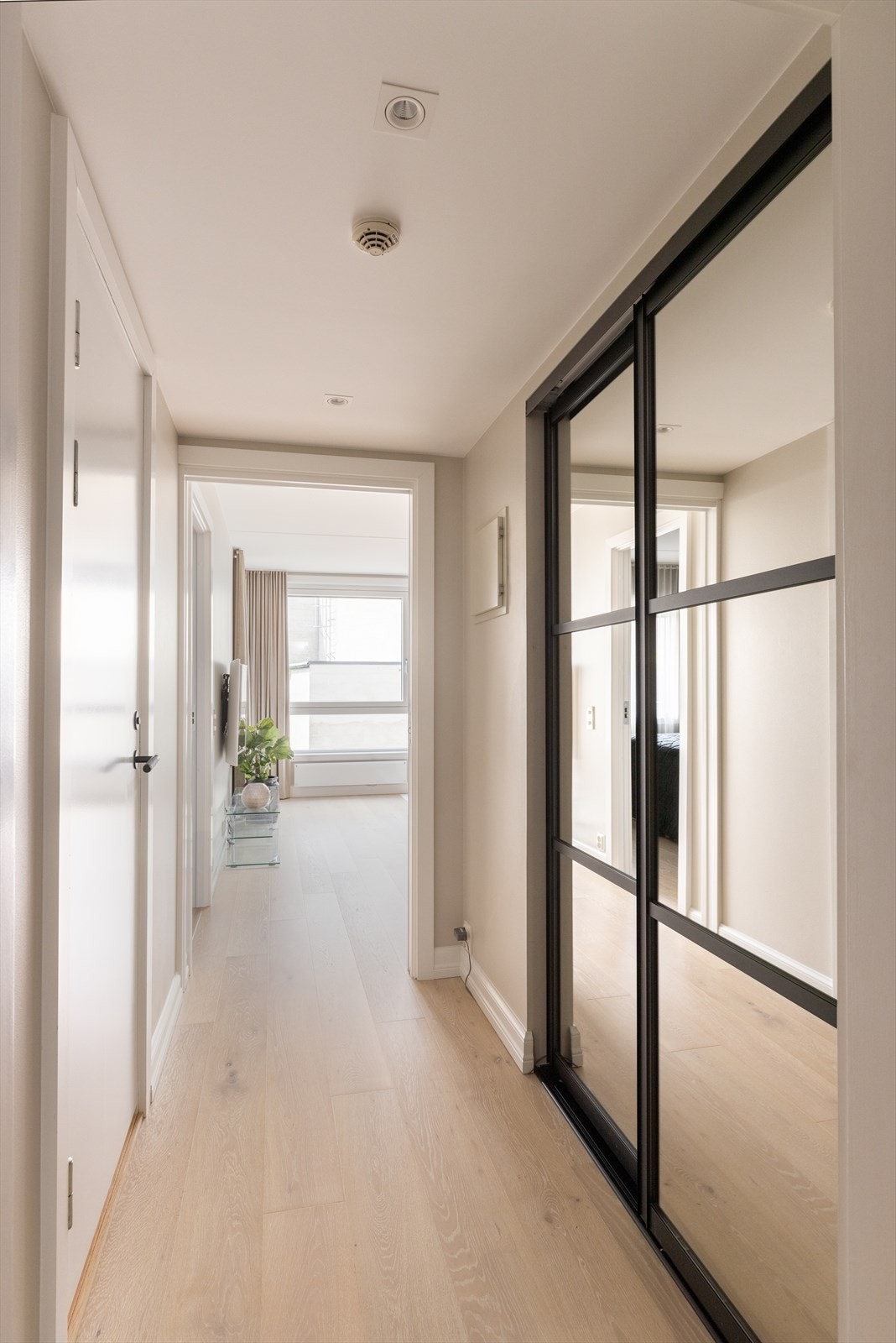 Innbydende entré med dørcalling og integrert skyvedørsgarderobe. Allerede fra første stund gir leiligheten et eksklusivt inntrykk! Galleribilde
