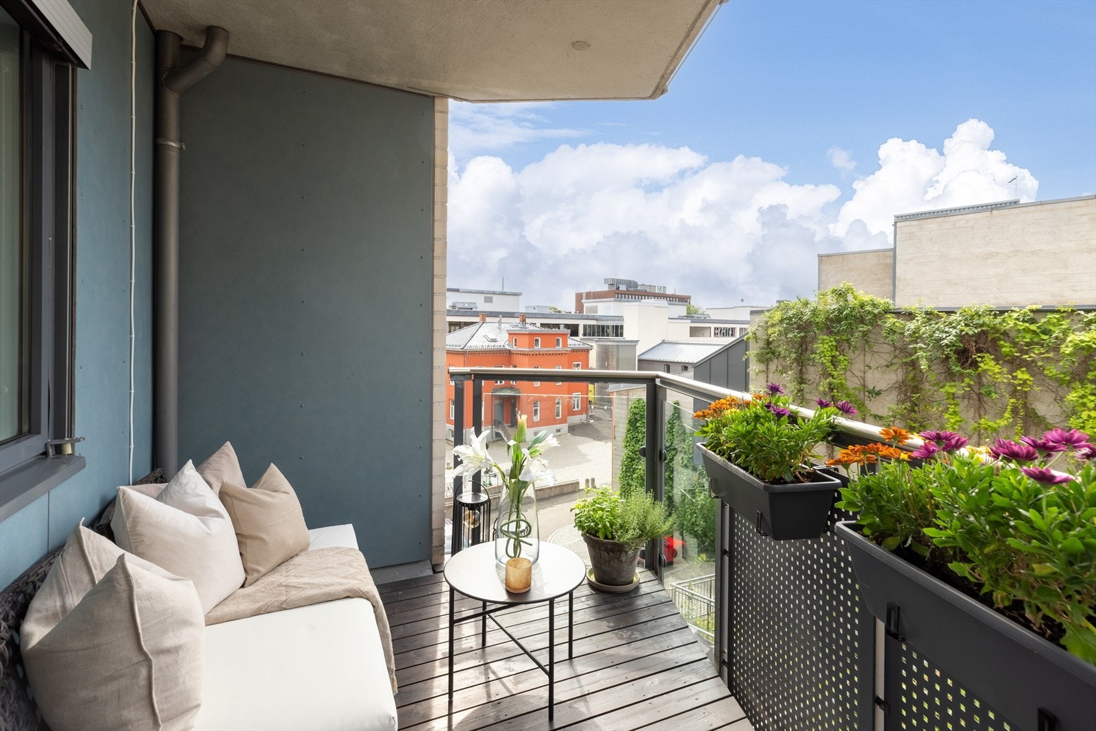 Det er plass til sofa-/loungegruppe, bord, beplantning og grill på balkongen. Galleribilde
