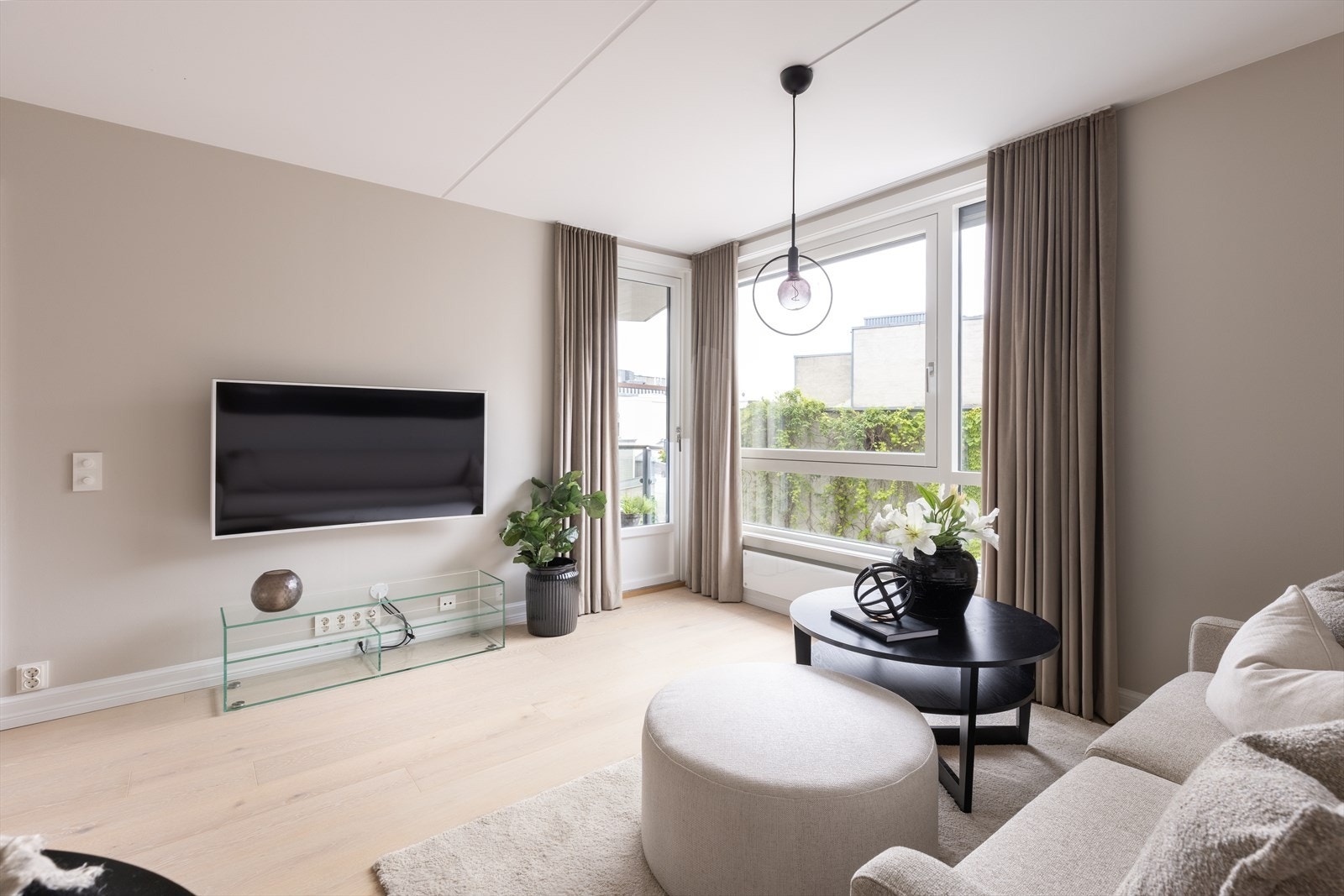 Fra stuen er det utgang til en herlig, sydvestvendt balkong på 5 m² med gode solforhold på ettermiddag og kveldstid. Galleribilde