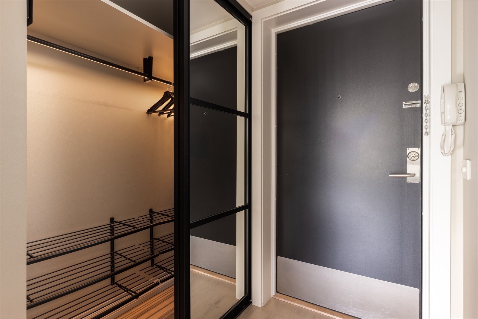 Garderoben er innredet med hyller, oppheng, og lys. God plass til å henge fra seg yttertøy og sko, samt oppbevaring av støvsuger og vaskeutstyr. Galleribilde