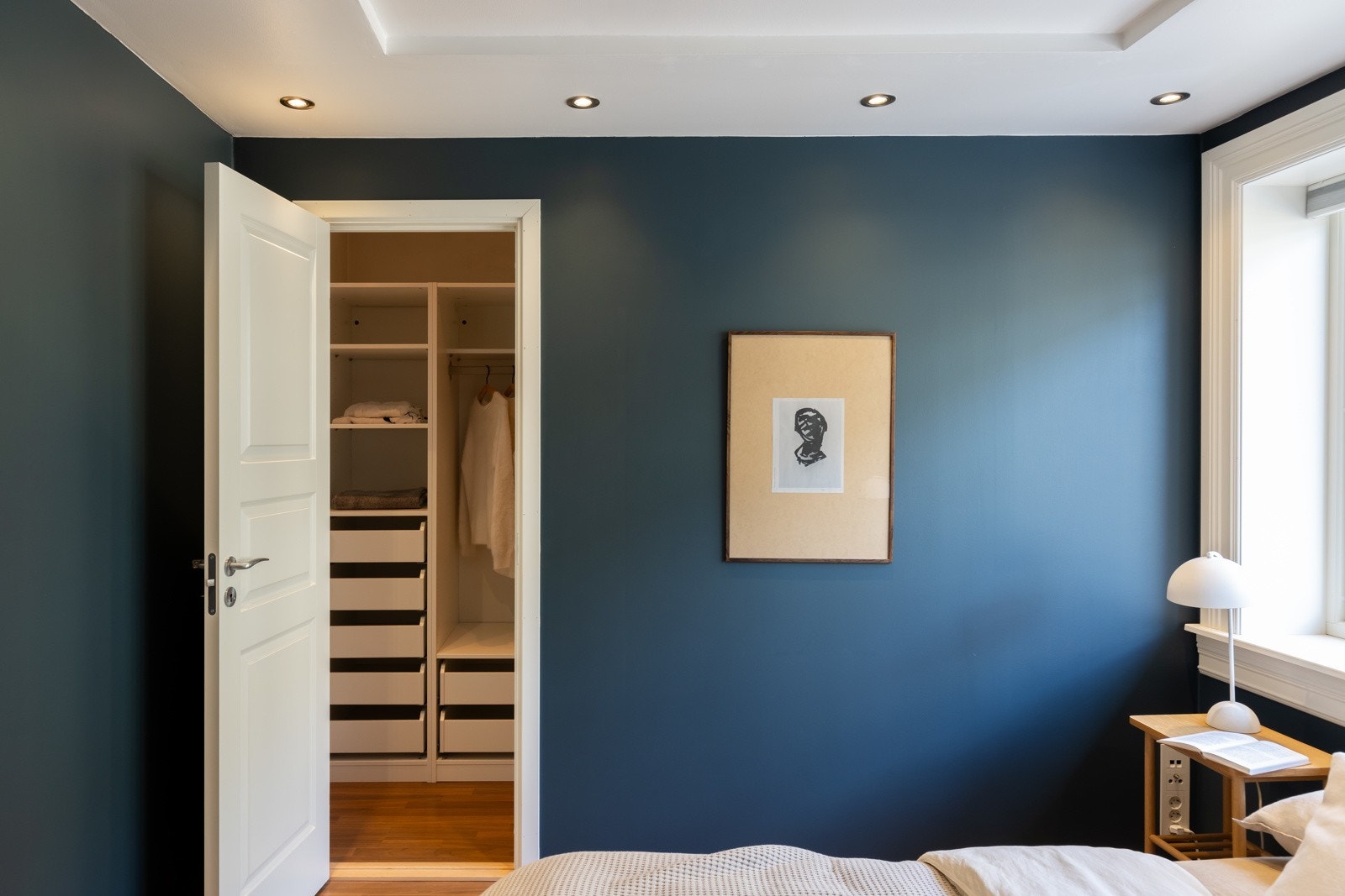 Soverommet har en tilhørende walk-in garderobe. Galleribilde