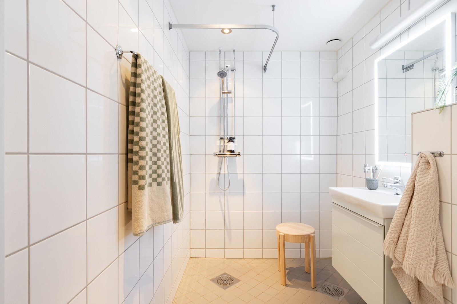 Flislagt gulv med gulvvarme, flislagte vegger og nedsenket himling med downlights. Opplegg og plass til vaskemaskin. Galleribilde