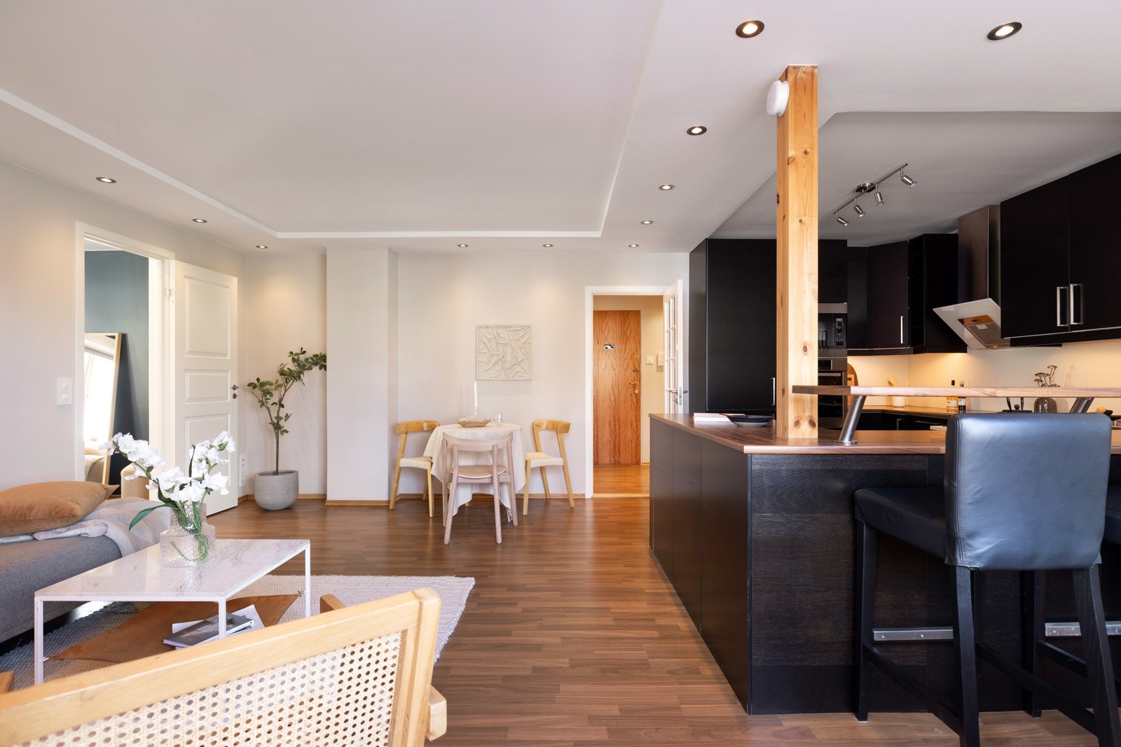 Kjøkkenet er utstyrt med integrerte hvitevarer. Galleribilde