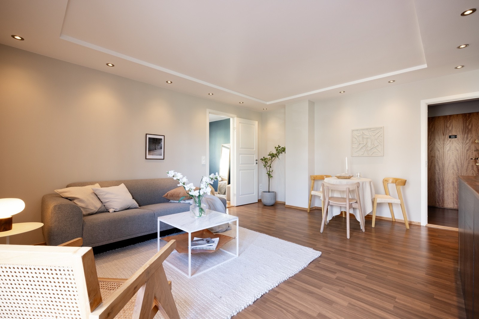 Her er det rom for flere sosiale soner, med plass til både sofagruppe med tilhørende møblement og spiseplass. Galleribilde