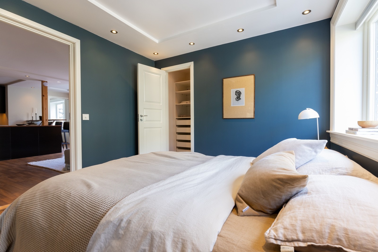 Soverommet er malt i en behagelig blåfarge. Galleribilde