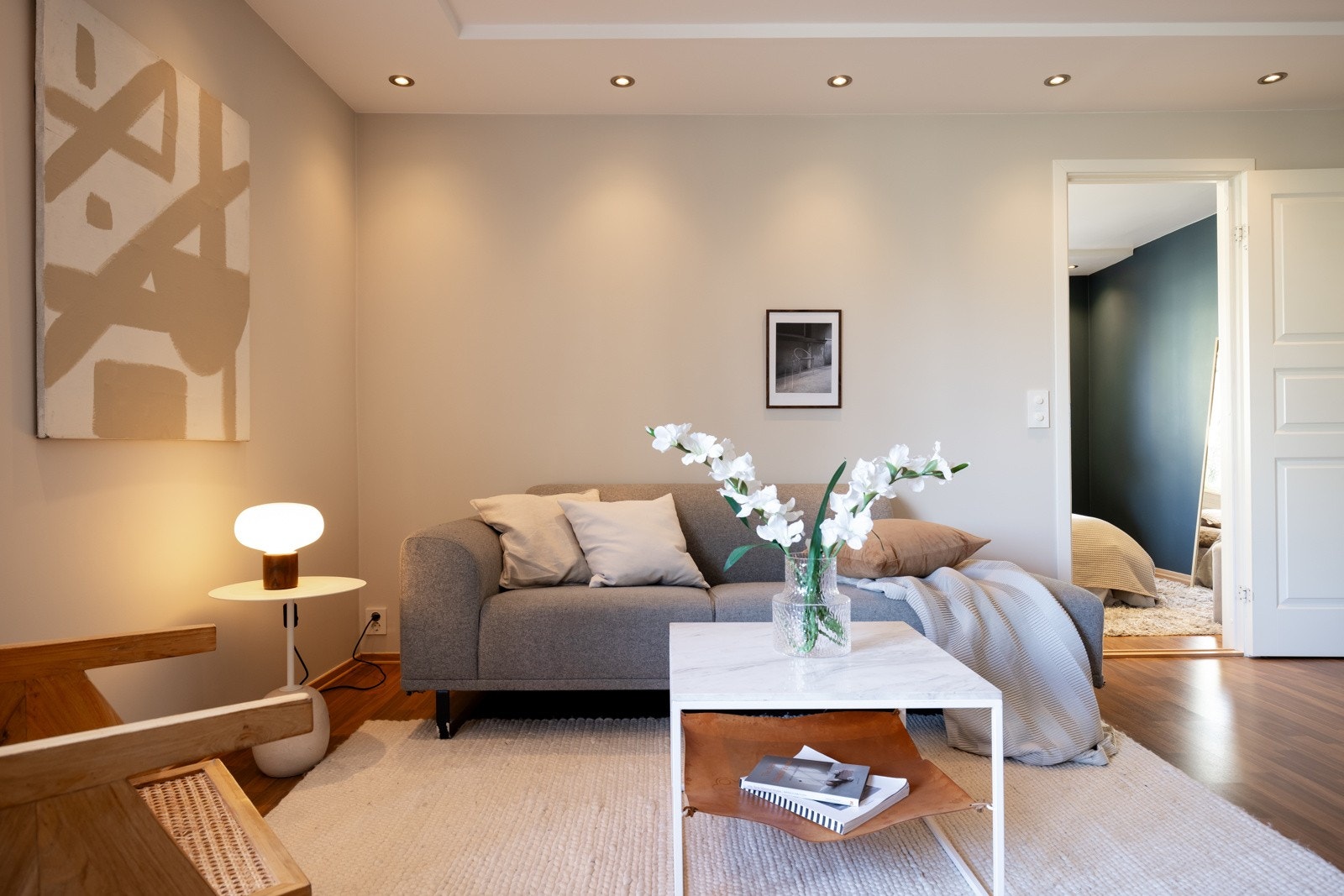 Stuen er vel gjennomført med lysmalte overflater. Galleribilde