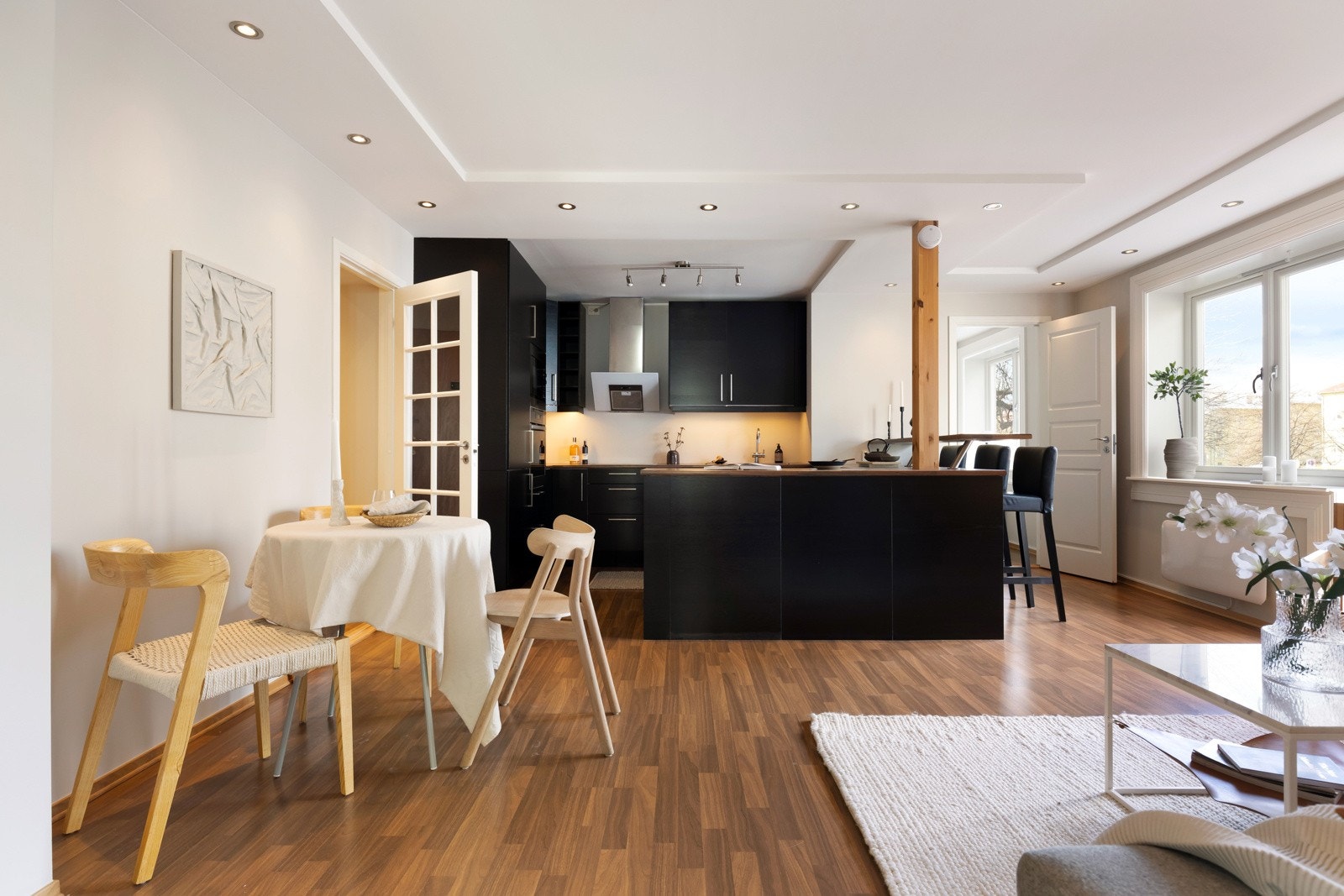 Leiligheten har en flott og tiltalende stue i en velfungerende åpen løsning mot kjøkkenet. Galleribilde