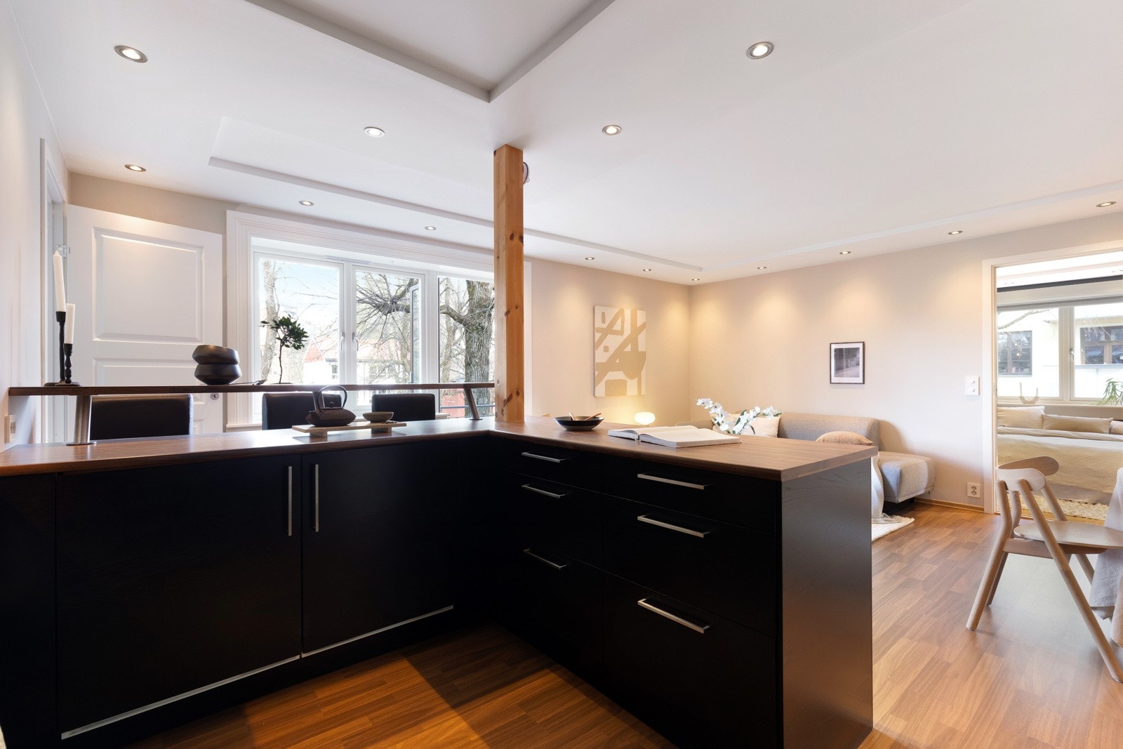 Kjøkkenbenken skaper en fin helhet i rommet. Galleribilde