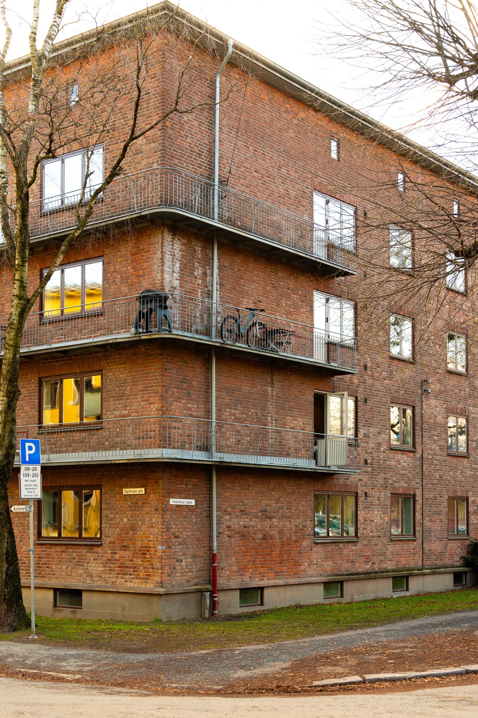 Leiligheten ligger i byggets andre etasje. Galleribilde