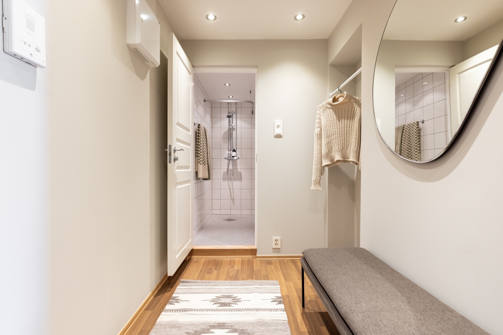 God plass til å sette fra seg sko og henge fra seg yttertøy. Galleribilde