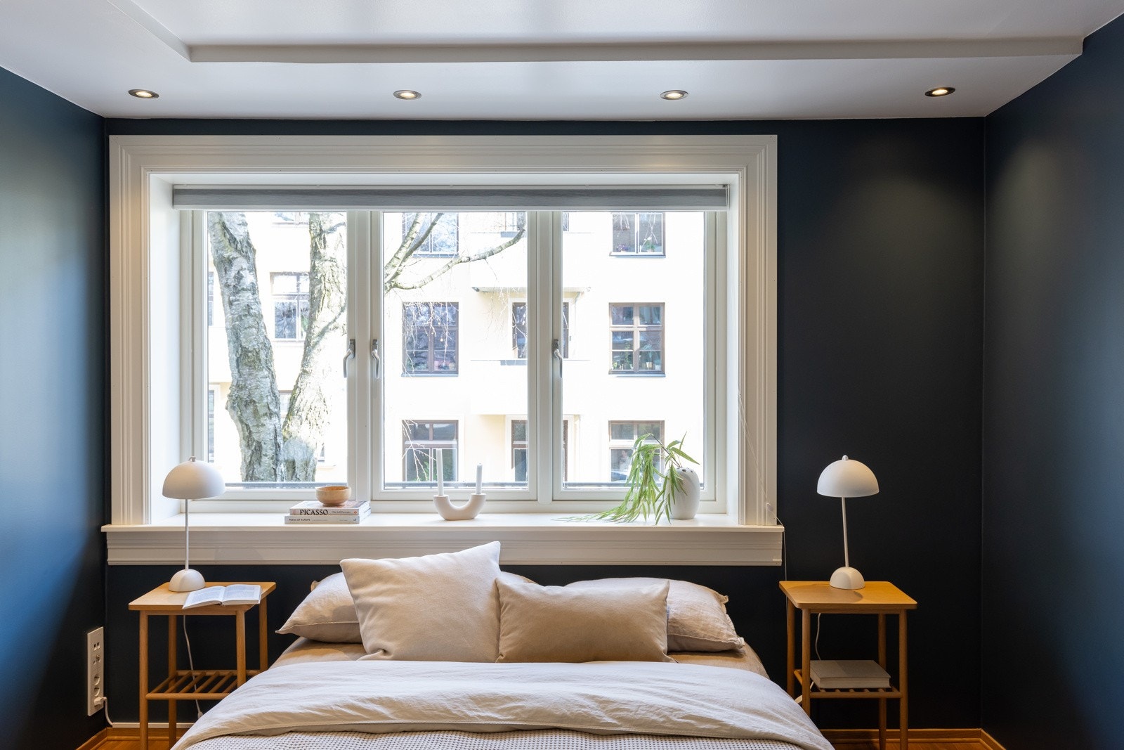 Store vindusflater gir rommet godt med naturlig lys. Galleribilde