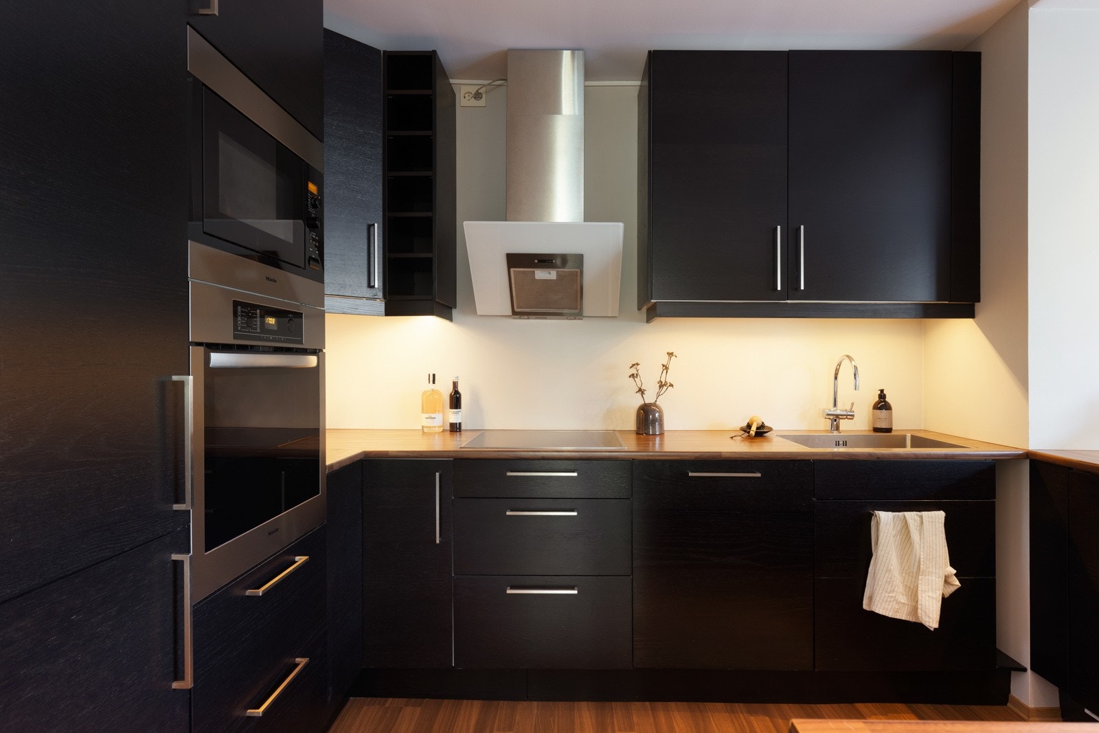 Praktisk og arealeffektiv innredning med gode løsninger, samt godt med skap- og benkeplass. Galleribilde