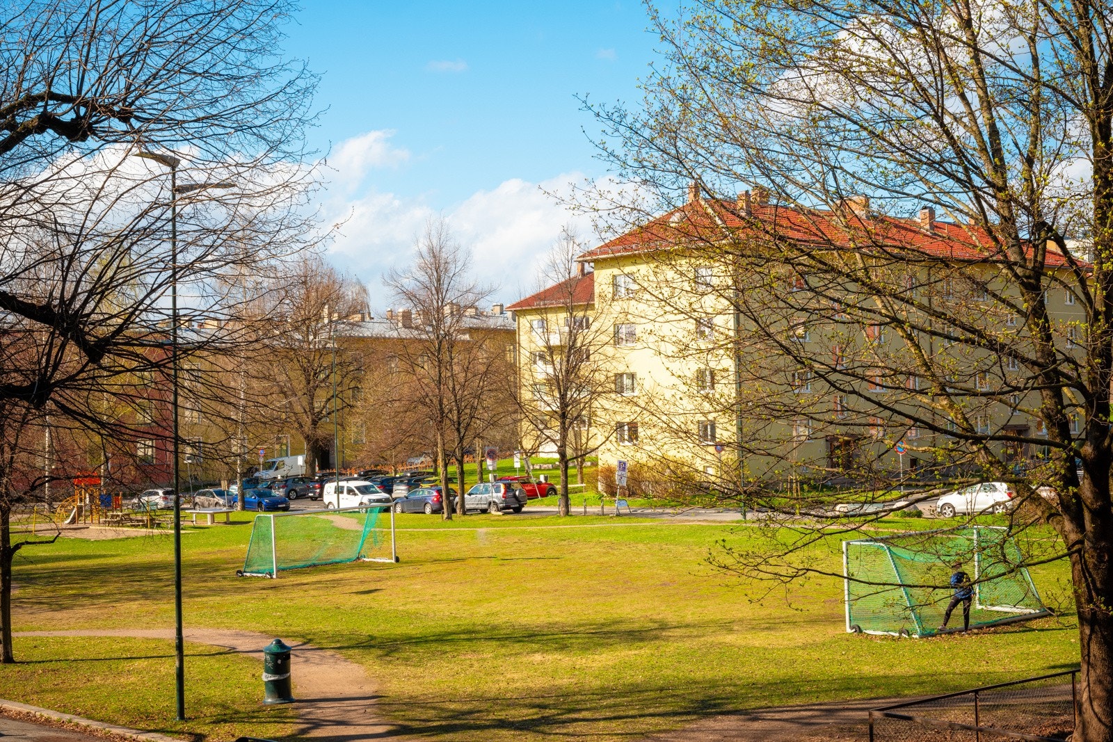 Haarklous plass med fotballbane og lekeplass m.m. Galleribilde