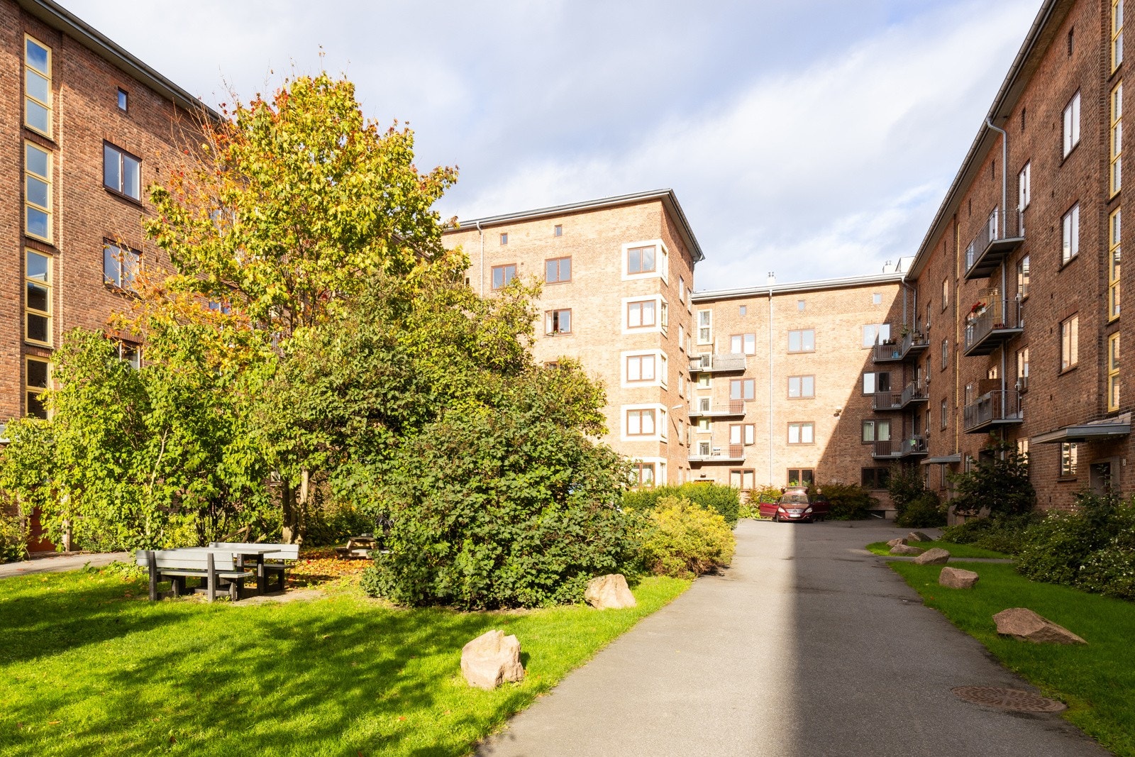 Her bor man sentralt med alt av servicetilbud i nærheten, samtidig som man bor i et tilbaketrukket nabolag. Galleribilde