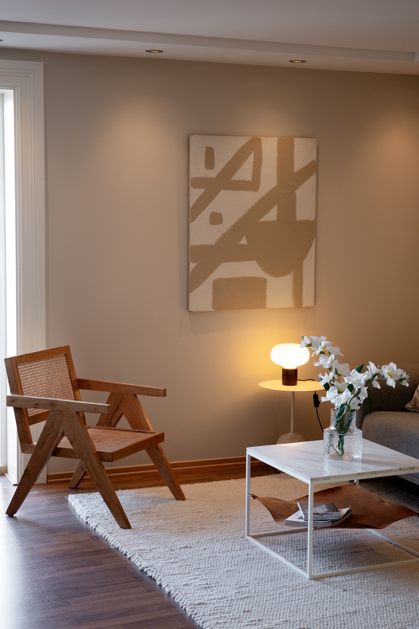 Overflatene i leiligheten ble pusset opp i 2023, med unntak av badet. Galleribilde