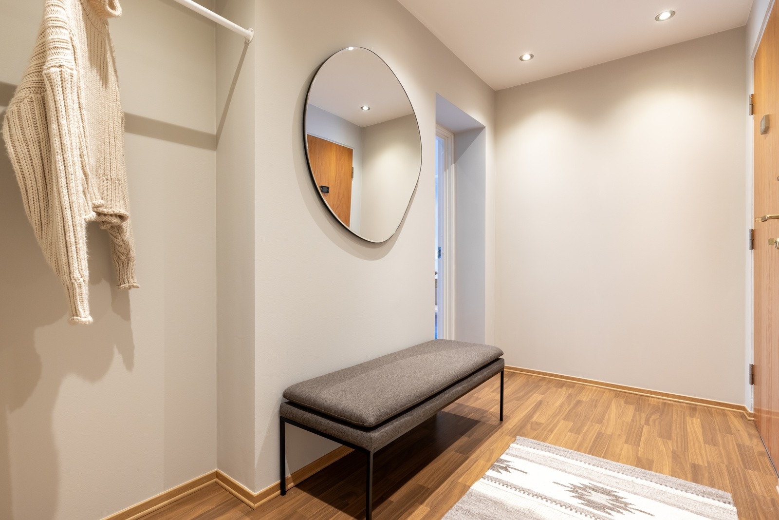 Lysmalt og hyggelig entré/gang som gir et godt førsteinntrykk av leiligheten. Galleribilde