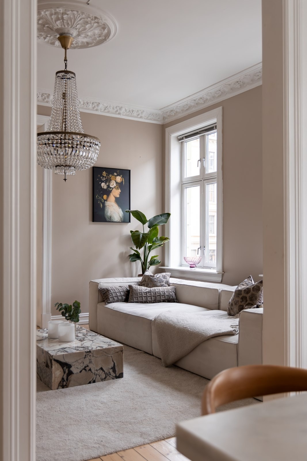 En klassisk, svært sjarmerende og god leilighet med flotte detaljer, proporsjoner og en generøs takhøyde på hele 2,98 m i stuen Galleribilde