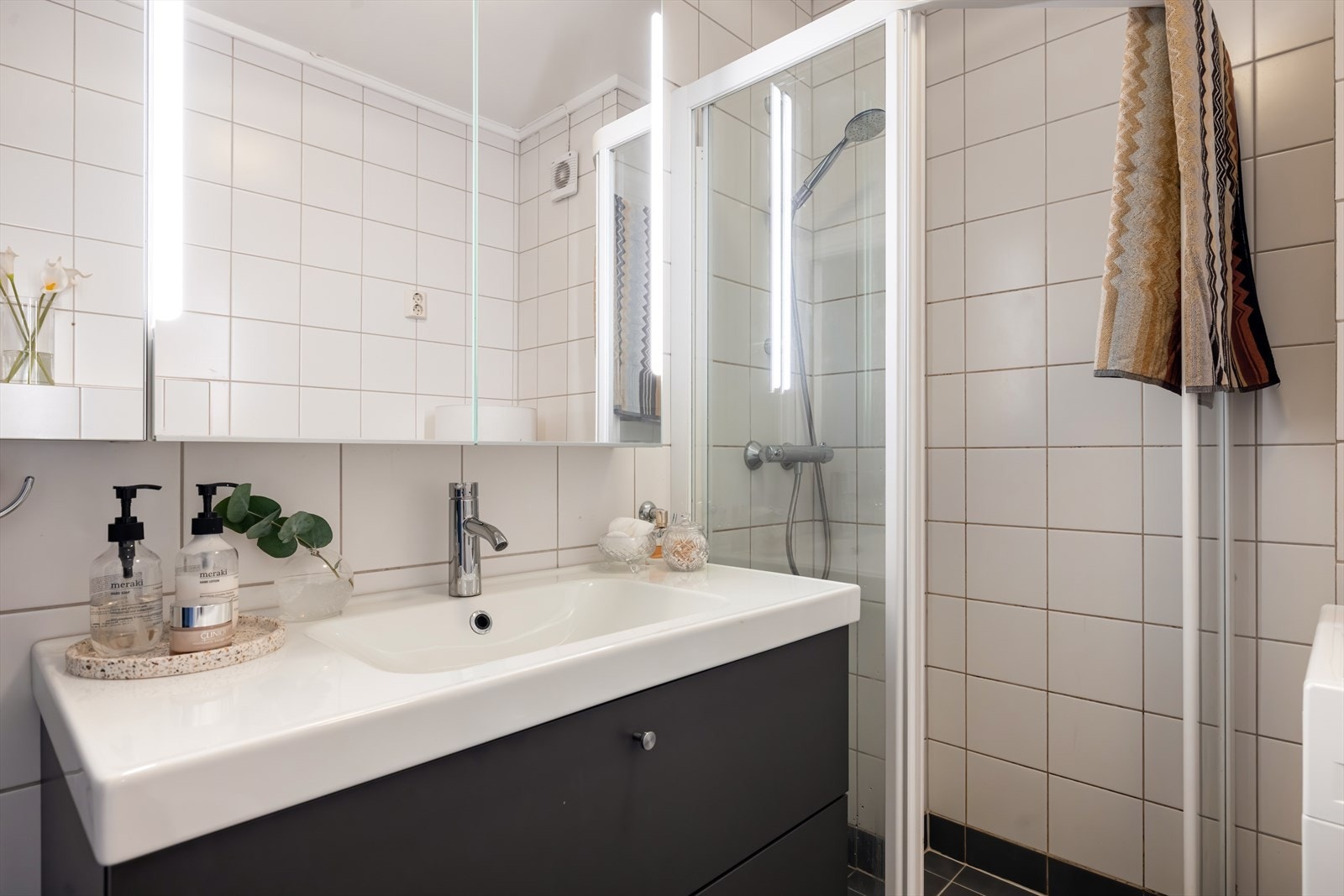 Det er god oppbevaringsplass i skuffeløsning under servant, samt i speilskap med innfelt belysing Galleribilde