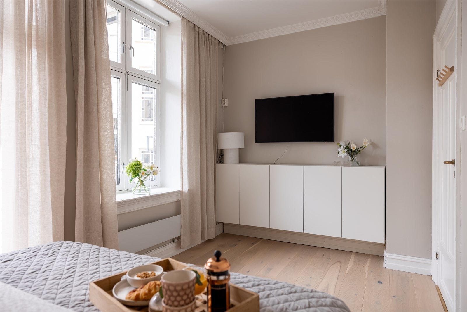 Hovedsoverom med medfølgende hylleinnredning. Galleribilde