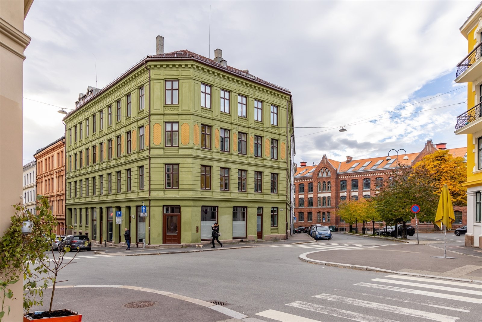 Leiligheten har en fabelaktig beliggenhet på toppen av Grünerløkka i attraktive Markveien 1. Bak fasadene gjemmer det seg en fantastisk flott bakgård! Galleribilde