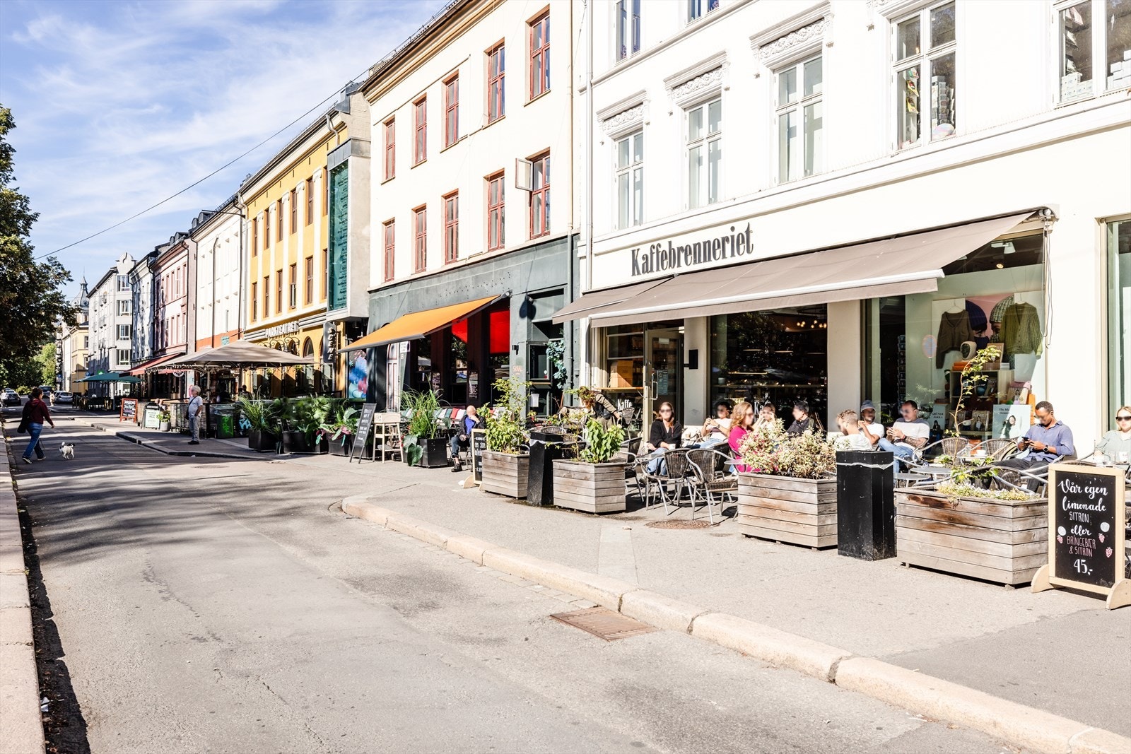 Olaf Ryes plass ligger i hjertet Grünerløkka. Hyggelige spisesteder ligger som perler spå en snor rundt parken Galleribilde