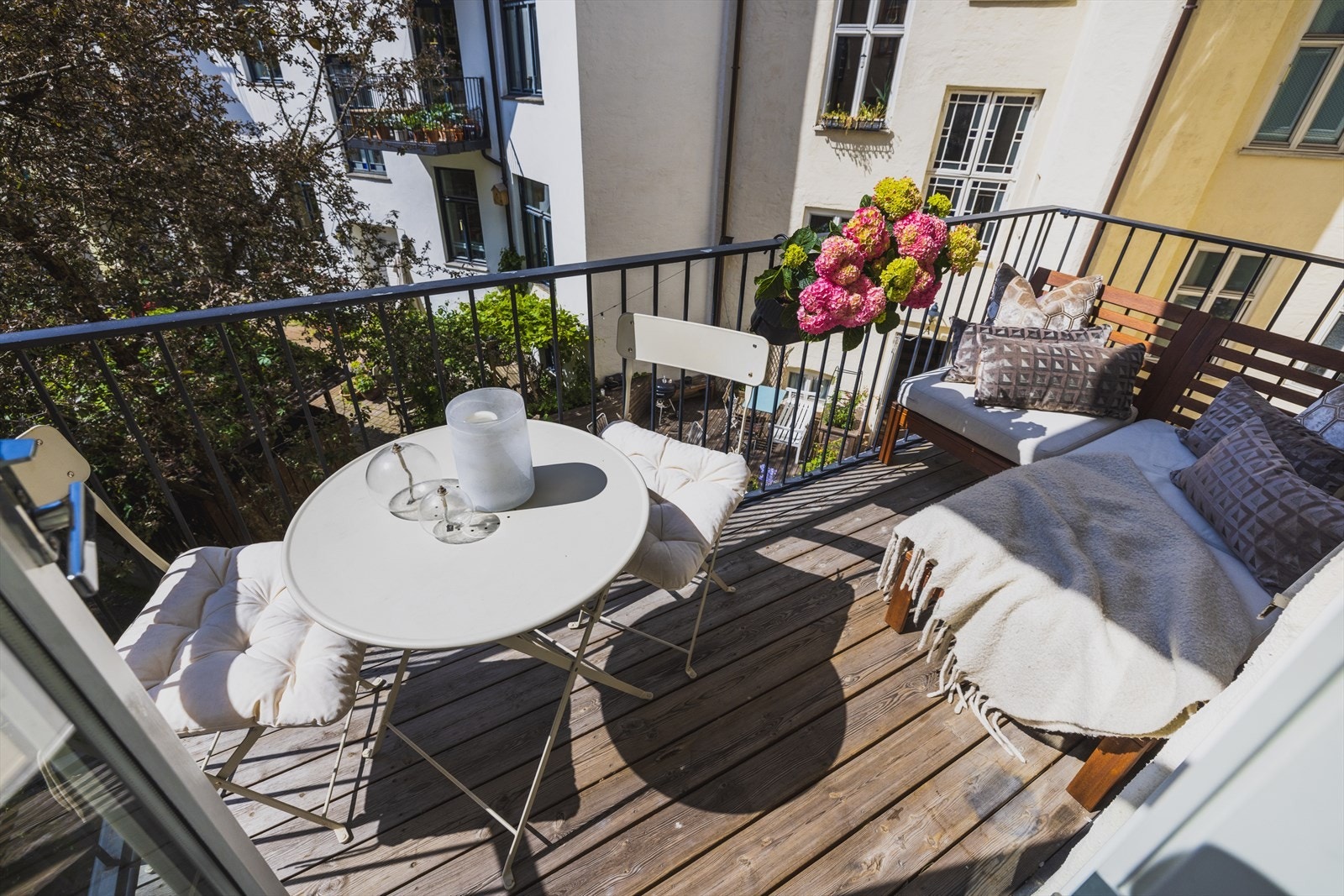 Herlig balkong på 4 kvm som vender inn mot borettslagets hyggelige gårdsrom. Balkongen har god plass til sittegruppe og er et nydelig sted å trekke seg tilbake på på varme sommerdager Galleribilde