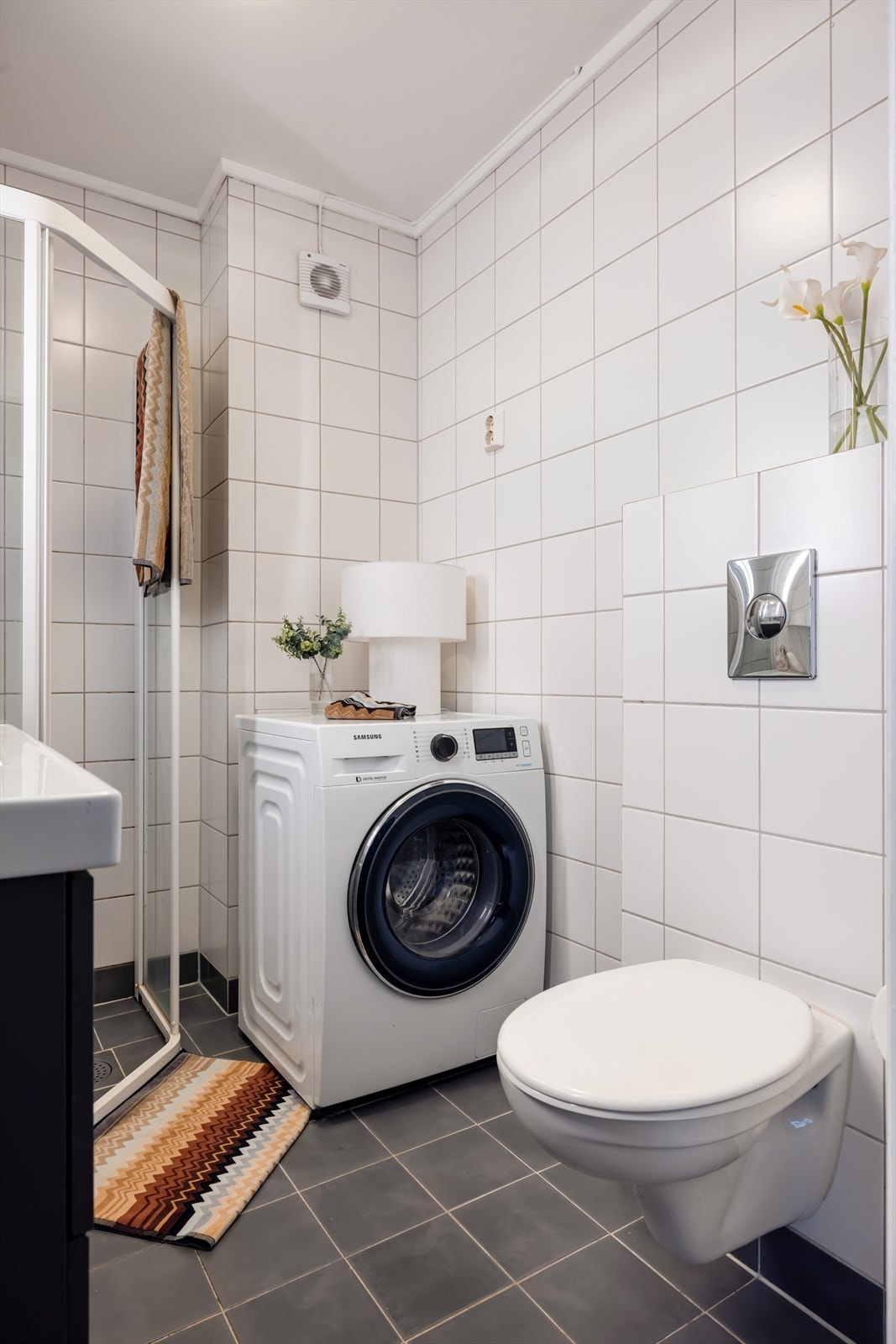 Badet har en fin løsning og her er det plass til vaskemaskin og tørketrommel Galleribilde