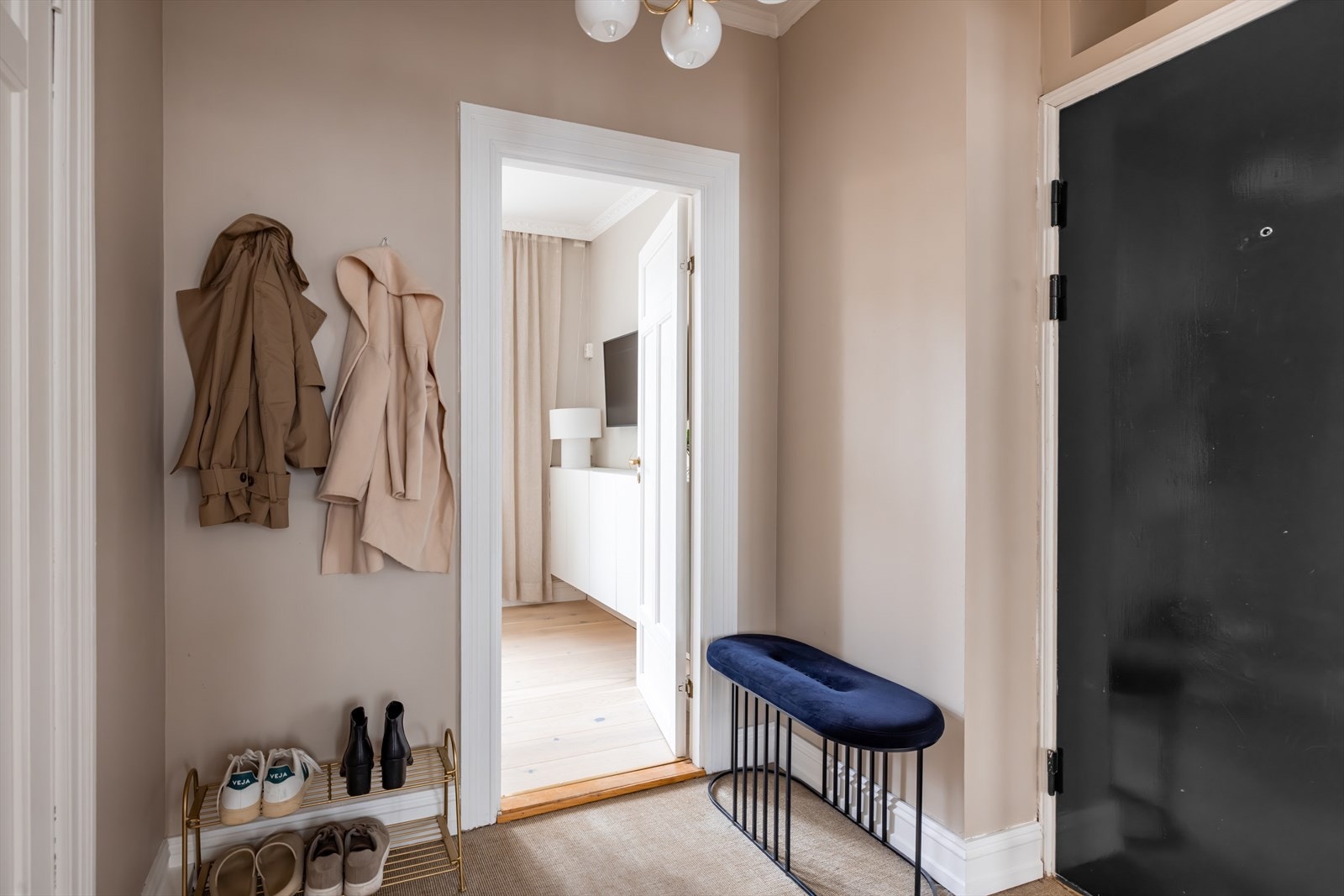 Innbydende entré med plass til klesoppheng og skotøy Galleribilde
