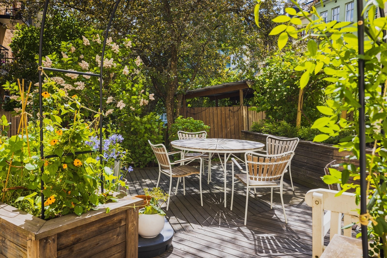 Borettslaget har en koselig og skjermet bakgård med stensatte gangveier, arkitekttegnet platting med sittegruppe, prydbusker og beplantning Galleribilde